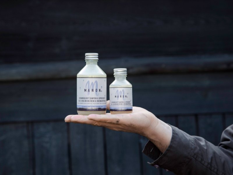 Co je malé, to je... mléko a sprcháč!